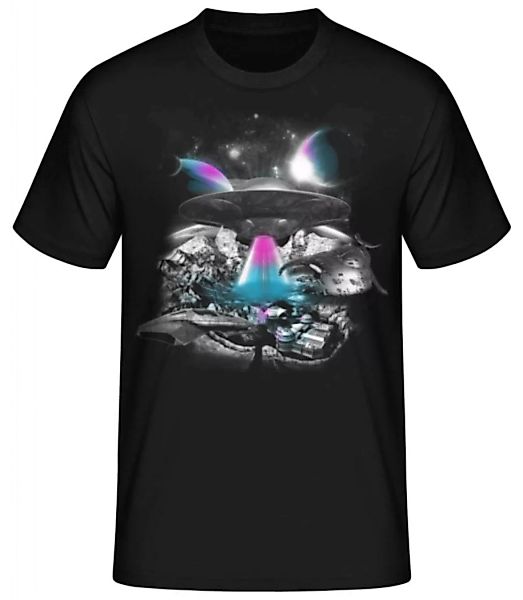 UFO In Surrealer Landschaft · Männer Basic T-Shirt günstig online kaufen