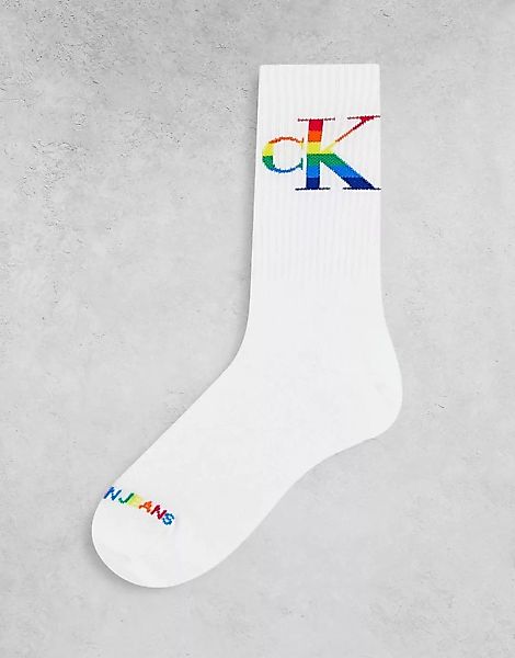 Calvin Klein – CK Jeans – Kurze Socken in Weiß mit Logo in Regenbogenfarben günstig online kaufen
