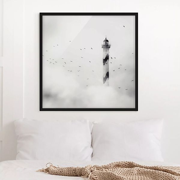 Bild mit Rahmen Schwarz-Weiß - Quadrat Leuchtturm im Nebel günstig online kaufen