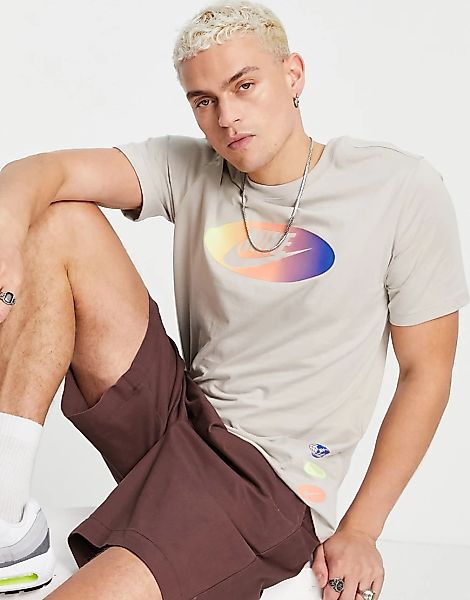 Nike – DNA – T-Shirt in Steingrau mit Print auf der Brust-Neutral günstig online kaufen