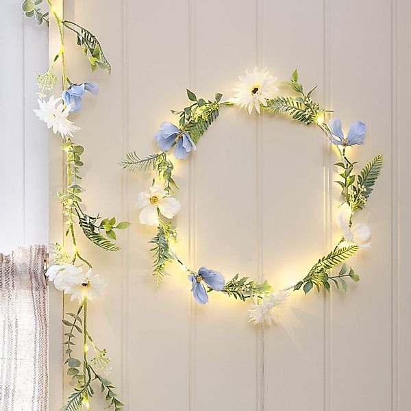 Beleuchteter Kranz und Girlande mit blauen und weißen Blüten günstig online kaufen