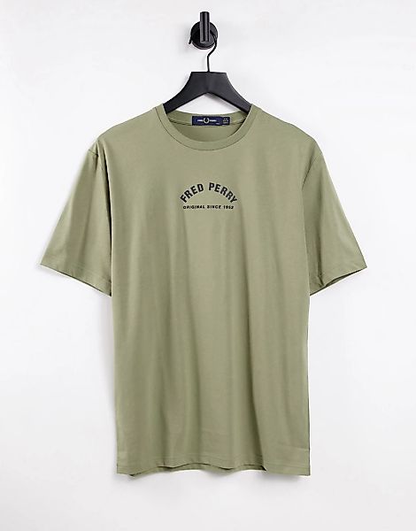 Fred Perry – T-Shirt in Salbeigrün mit halbrundem Logo-Weiß günstig online kaufen