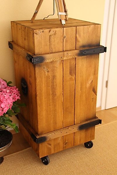 Vintage Barschrank aus massivem Kiefernholz auf Rollen günstig online kaufen