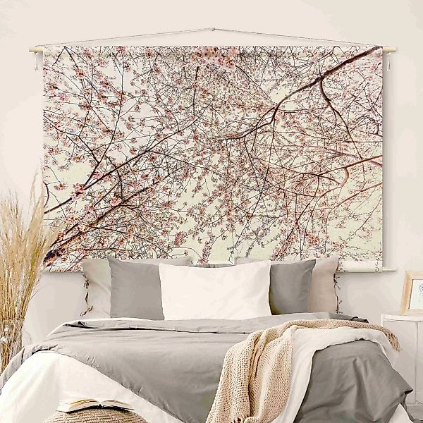 Wandteppich Blick in Kirschblütenzweige günstig online kaufen