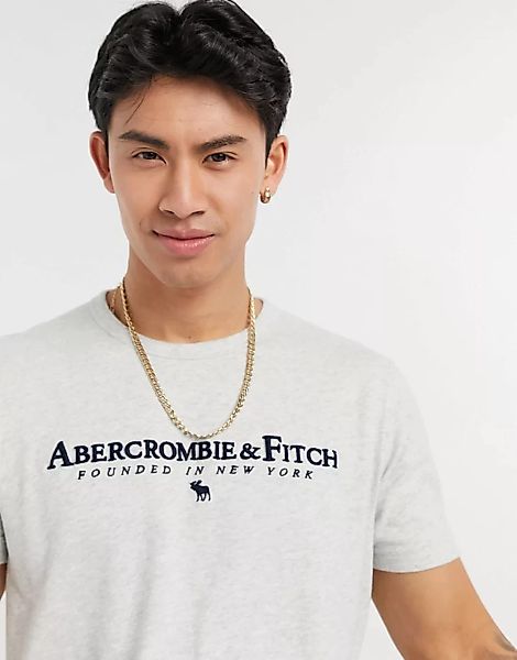 Abercrombie & Fitch – Funktions-T-Shirt mit Logo über der Brust in Kalkgrau günstig online kaufen