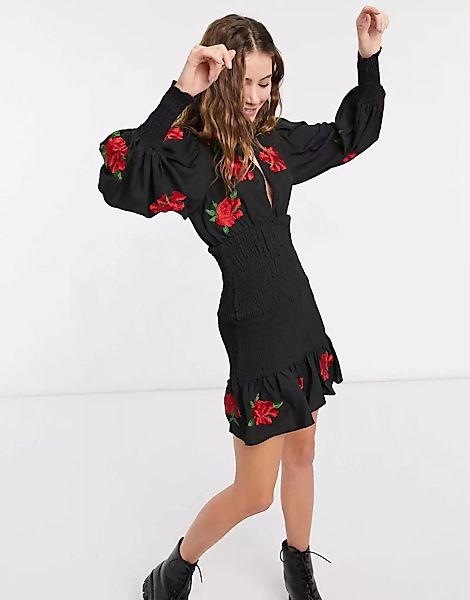 ASOS DESIGN – Gesmoktes Minikleid in Schwarz mit durchgehender Rosen-Sticke günstig online kaufen