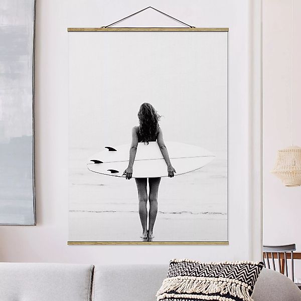 Stoffbild mit Posterleisten Entspanntes Surfergirl mit Board günstig online kaufen