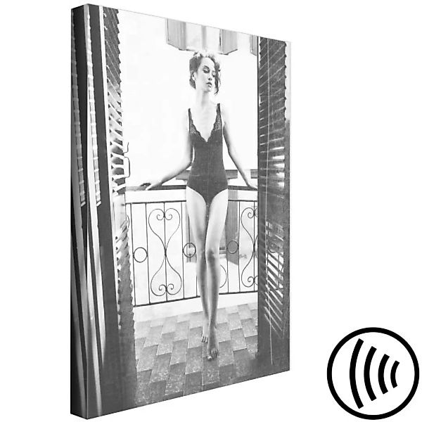 Leinwandbild Frau auf dem Balkon - Schwarzweiß-Foto im Glamour-Stil XXL günstig online kaufen