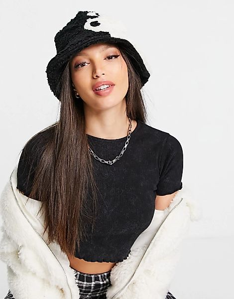 Skinnydip – Grace – Flauschiger Anglerhut mit Yin-Yang-Design in Schwarz un günstig online kaufen