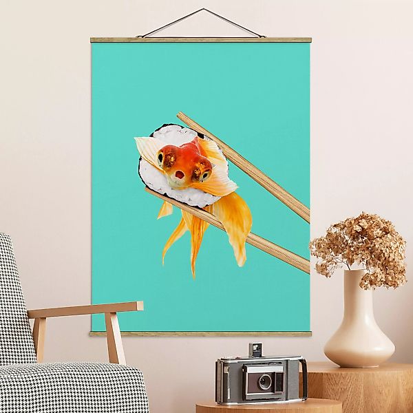 Stoffbild Tiere mit Posterleisten - Hochformat Sushi mit Goldfisch günstig online kaufen