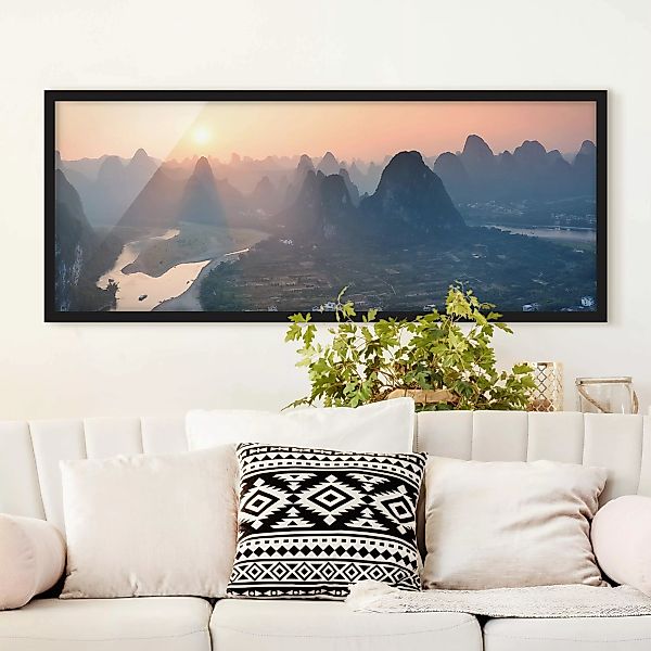 Bild mit Rahmen Sonnenaufgang in Berglandschaft günstig online kaufen