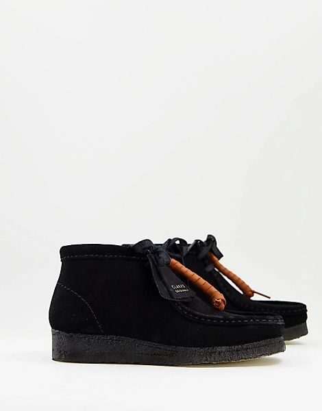 Clarks Originals – Wallabee – Ankle-Boots aus Wildleder in Schwarz mit Keil günstig online kaufen