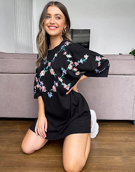 ASOS DESIGN – Oversize-T-Shirt-Kleid mit Blumenstickerei im Zickzackmuster- günstig online kaufen