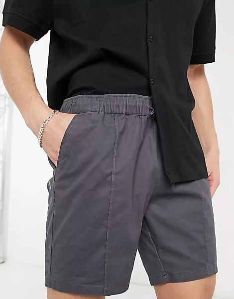 ASOS DESIGN – Schmal geschnittene Chino-Shorts mit Biesen in Anthrazit-Grau günstig online kaufen