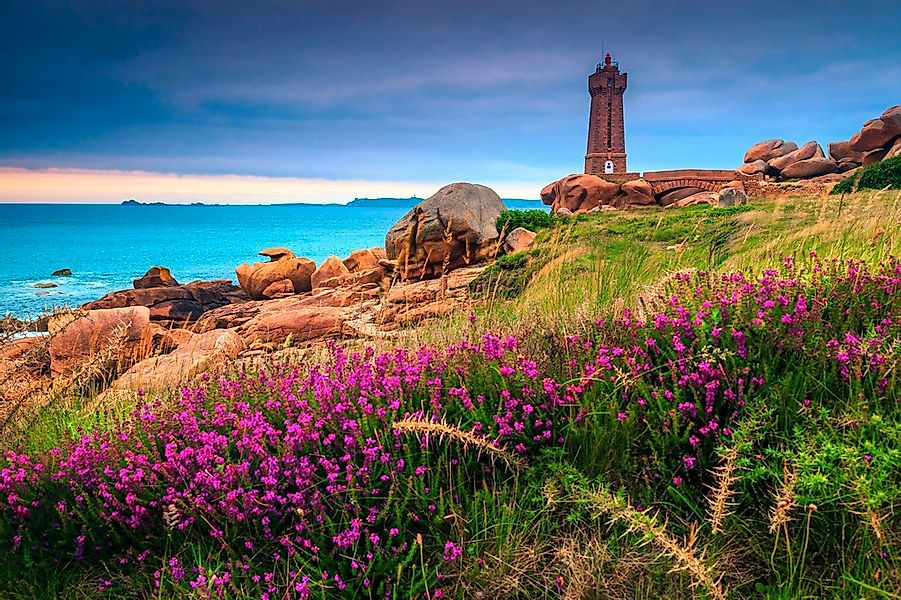 Papermoon Fototapete »LEUCHTTURM-BRETAGNE BLUMEN WIESE MEER OZEAN KÜSTE BER günstig online kaufen