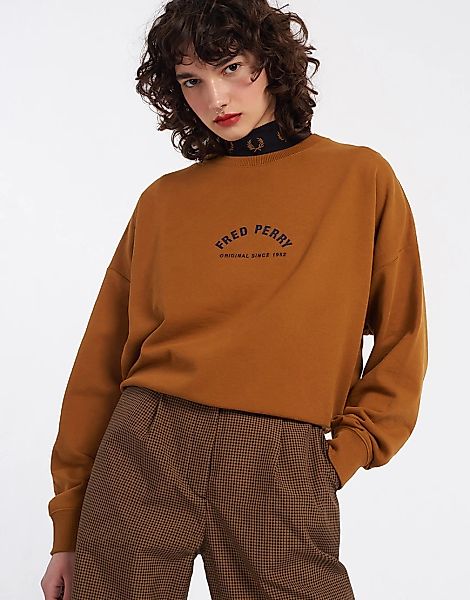 Fred Perry – Sweatshirt in Camel mit bogenförmigem Logodetail-Neutral günstig online kaufen