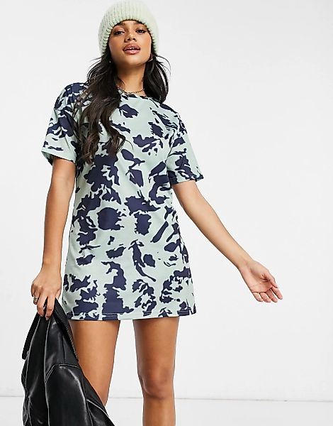 Love & Other Things – T-Shirt-Kleid mit Batikmuster in Marineblau-Mehrfarbi günstig online kaufen
