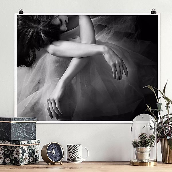Poster Schwarz-Weiß - Querformat Die Hände einer Ballerina günstig online kaufen