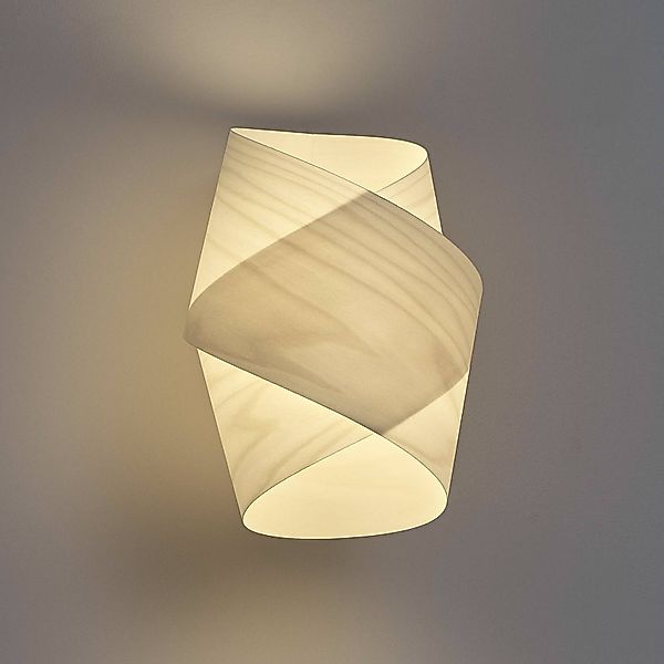 LZF Wandlampe Orbit, elfenbeinfarben, Breite 19 cm, Holz günstig online kaufen