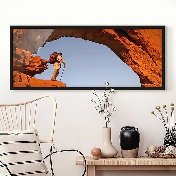 Bild mit Rahmen Portrait - Panorama Wanderung durch den Canyon günstig online kaufen