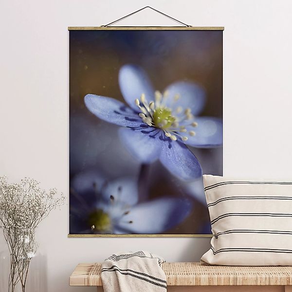 Stoffbild Blumen mit Posterleisten - Hochformat Anemonen in Blau günstig online kaufen