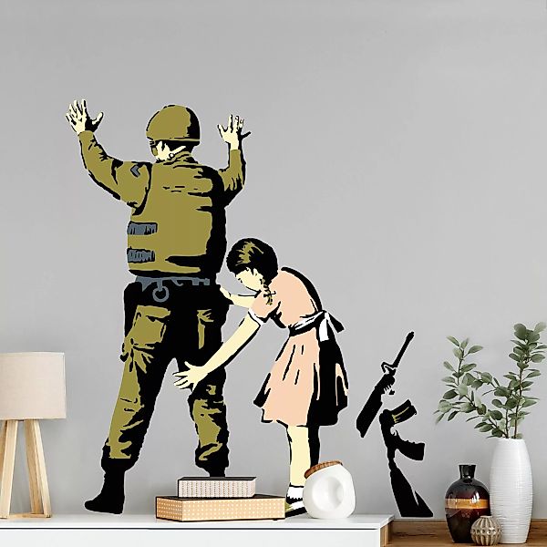 Wandtattoo Soldat und Mädchen - Brandalised ft. Graffiti by Banksy günstig online kaufen