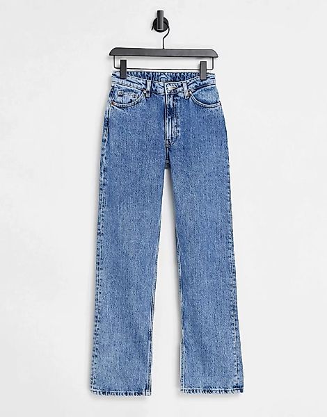 Monki – Elsie – Jeans mit geradem Bein aus Bio-Baumwolle in mittelblauer Wa günstig online kaufen