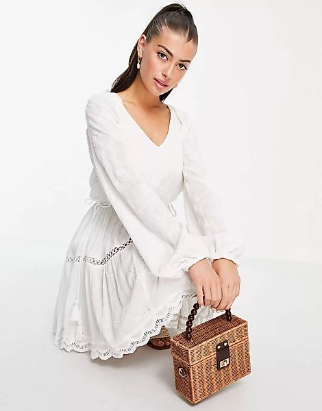 River Island – Gestuftes Mini-Hängerkleid mit Lochstickerei in Weiß günstig online kaufen
