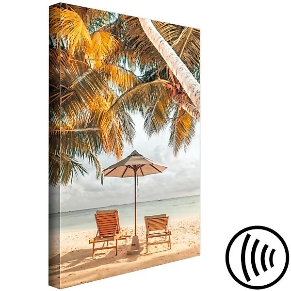 Wandbild Zwei hölzerne Sonnenliegen und Regenschirm auf einem Sandstrand - günstig online kaufen