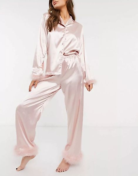 Night – Pyjama-Set mit Hemd und Hose mit Kunstfederbesatz aus Satin in Rosa günstig online kaufen