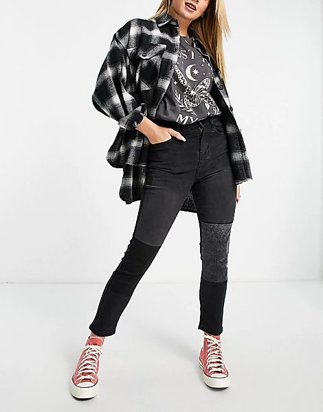 Urban Bliss – Enge Jeans in Schwarz mit Patches, Kombiteil günstig online kaufen