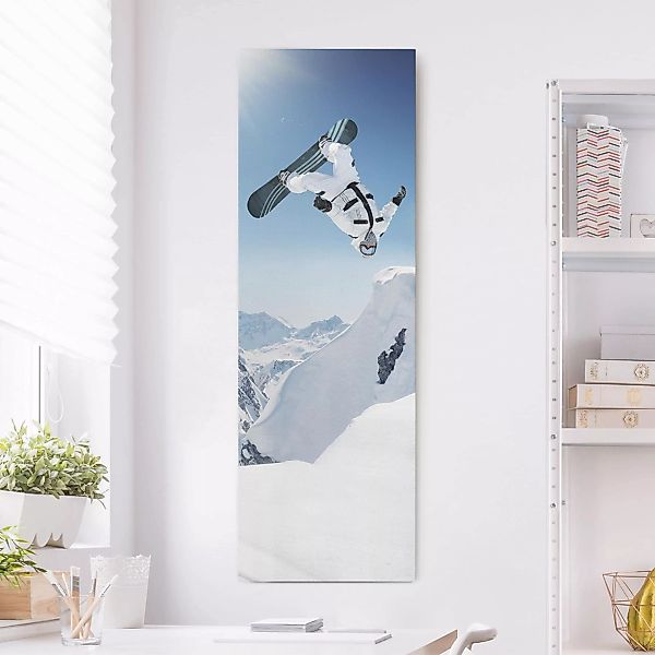 Leinwandbild - Hochformat Fliegender Snowboarder günstig online kaufen