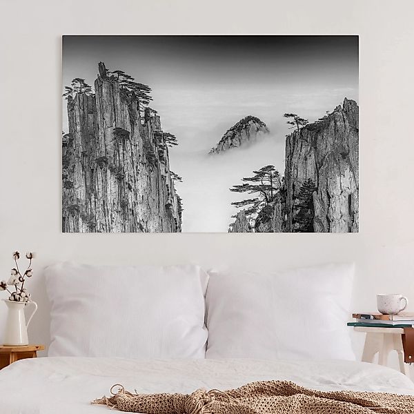 Leinwandbild Schwarz-Weiß - Querformat Felsen im Nebel schwarz-weiß günstig online kaufen