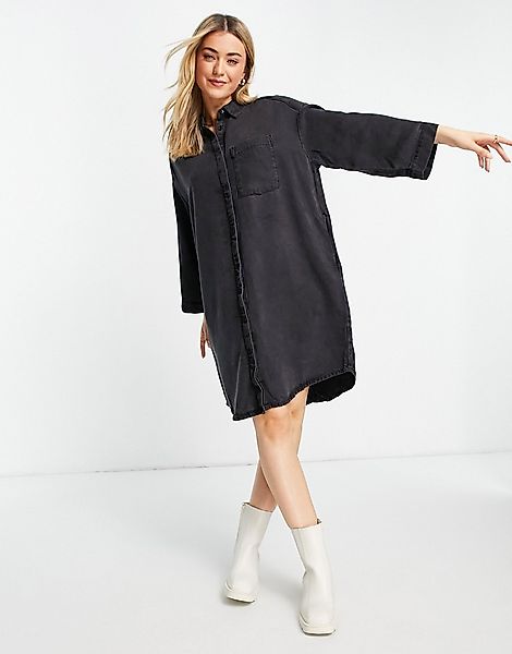 Monki – Denim-Hemdkleid aus Bio-Baumwolle in Schwarz günstig online kaufen