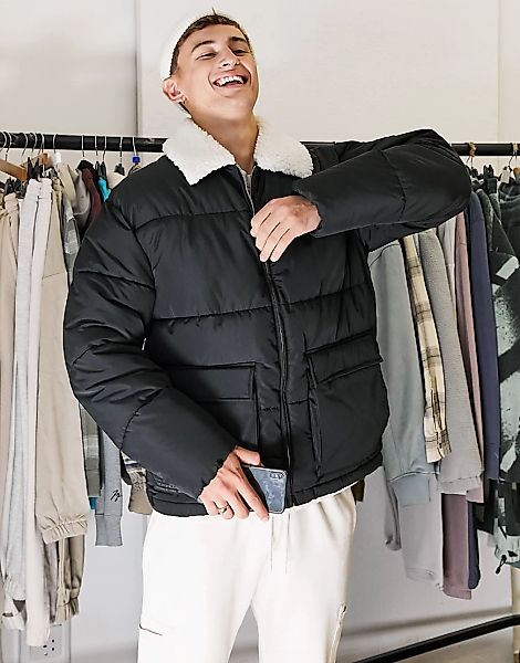 Topman – Wattierte Jacke in Schwarz mit Kragen aus Teddyfell günstig online kaufen