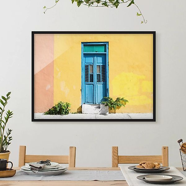 Bild mit Rahmen Architektur & Skyline - Querformat Bunte Wand blaue Tür günstig online kaufen