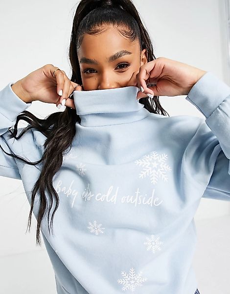 Only – Weihnachtliches Rollkragen-Sweatshirt mit Schneeflocken-Motiv in Bla günstig online kaufen