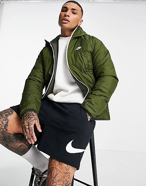 Nike – Legacy Therma Fit – Wattierte Wendejacke mit Kapuze in Khaki-Grün günstig online kaufen