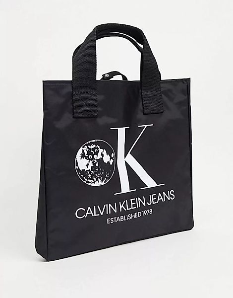 Calvin Klein Jeans – Beuteltasche mit „Established 1978”-Grafik-Schwarz günstig online kaufen