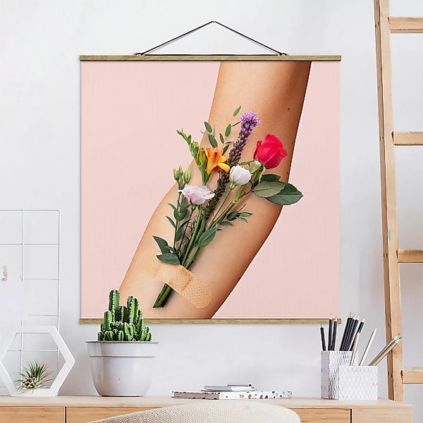 Stoffbild Blumen mit Posterleisten - Quadrat Arm mit Blumen günstig online kaufen