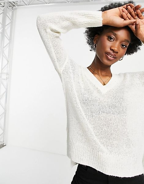 Brave Soul – Quartz – Pullover in Elfenbein mit V-Ausschnitt und Stufensaum günstig online kaufen