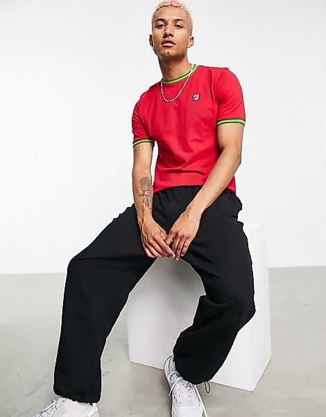 Fila – Euro – T-Shirt in Rot mit Logo und farblich abgesetzten Abschlüssen günstig online kaufen