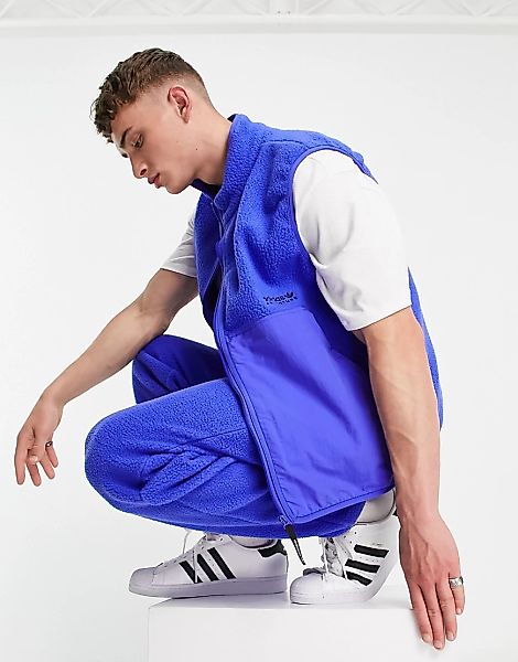 adidas Originals – Adventure – Fleece-Weste in Blau günstig online kaufen