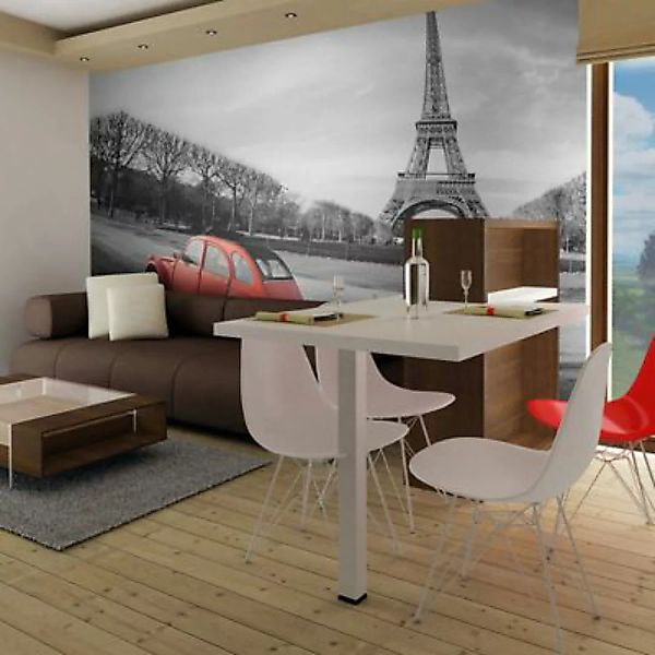 artgeist Fototapete Der Eiffelturm und ein kleiner, roter Wagen mehrfarbig günstig online kaufen