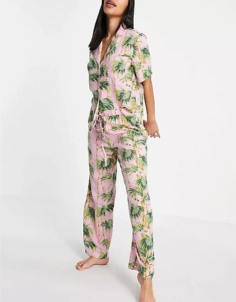 ASOS DESIGN – Pyjama aus Modal mit kurzärmligem Hemd und Hose mit Palmenmot günstig online kaufen