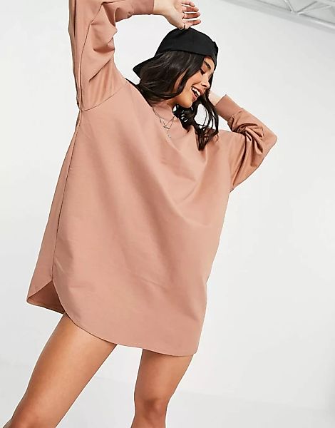 ASOS DESIGN – Oversize-Sweatshirtkleid in Mokka mit gesmokter Rückseite-Bra günstig online kaufen