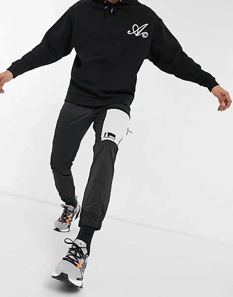 ASOS Actual – Schwarze Jogginghose aus Nylon mit Cut-and-Sew-Einsatz günstig online kaufen