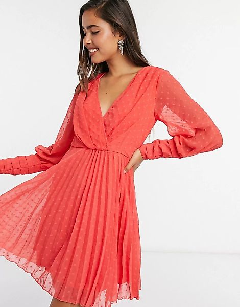 ASOS DESIGN – Plissiertes Mini-Wickelkleid aus gepunktetem Netzstoff in Rot günstig online kaufen
