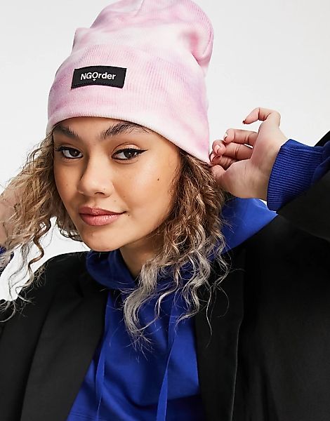 New Girl Order – Gerippte Strickmütze mit Logo-Aufnäher und rosa Batikmuste günstig online kaufen