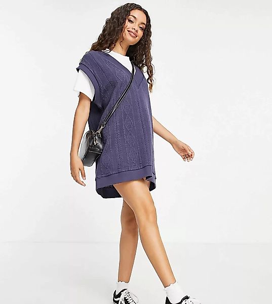 ASOS DESIGN Petite – 2-in-1-Pulloverkleid aus Strick in Anthrazit und Weiß günstig online kaufen